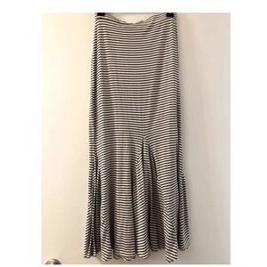 ✨Striped✨ Black and White Women's Skirt. Size S